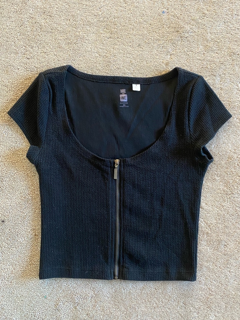 Black Scoop Neck Short-Sleeve Zipper Crop Top
